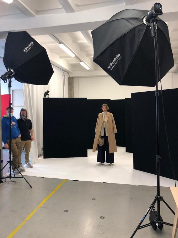 black portable sceen por photoshoot or commercial