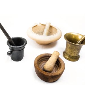 Historical medieval mortal and pestle sets made of wood, ceramic or brass.
